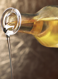 Wir bieten erstklassiges Olivenöl aus Griechenland das nach einem besonderen schonenden Verfahren, dem Trockenpressen hergestellt wurde